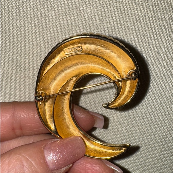 Vintage Monet Gold tone Brooch - Picture 2 of 2